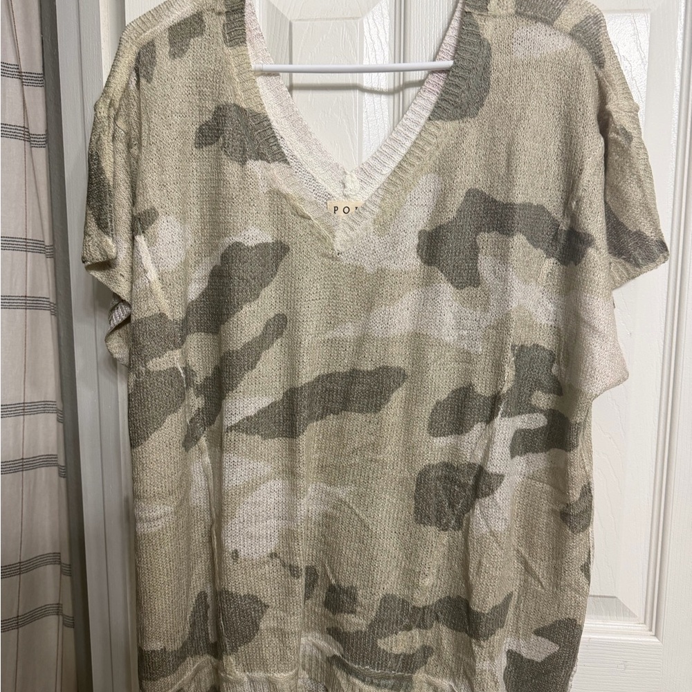 POL V-Neck Lightweight Camouflage Short Sleeve Top in Beige and Olive